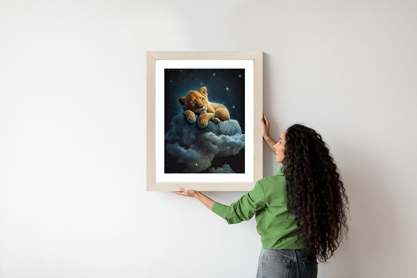 Poster Ein Löwe Schläft Auf Einer Wolke Rahmen Holz Mit Passepartout Farbe Natürlich