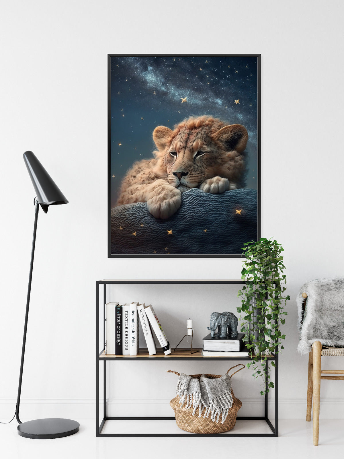 Poster Schlafender Löwe Und Nachthimmel Rahmen Holz Mit Passepartout Farbe Natürlich