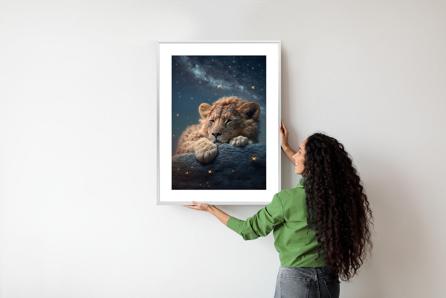 Poster Schlafender Löwe Und Nachthimmel Rahmen Holz Mit Passepartout Farbe Natürlich