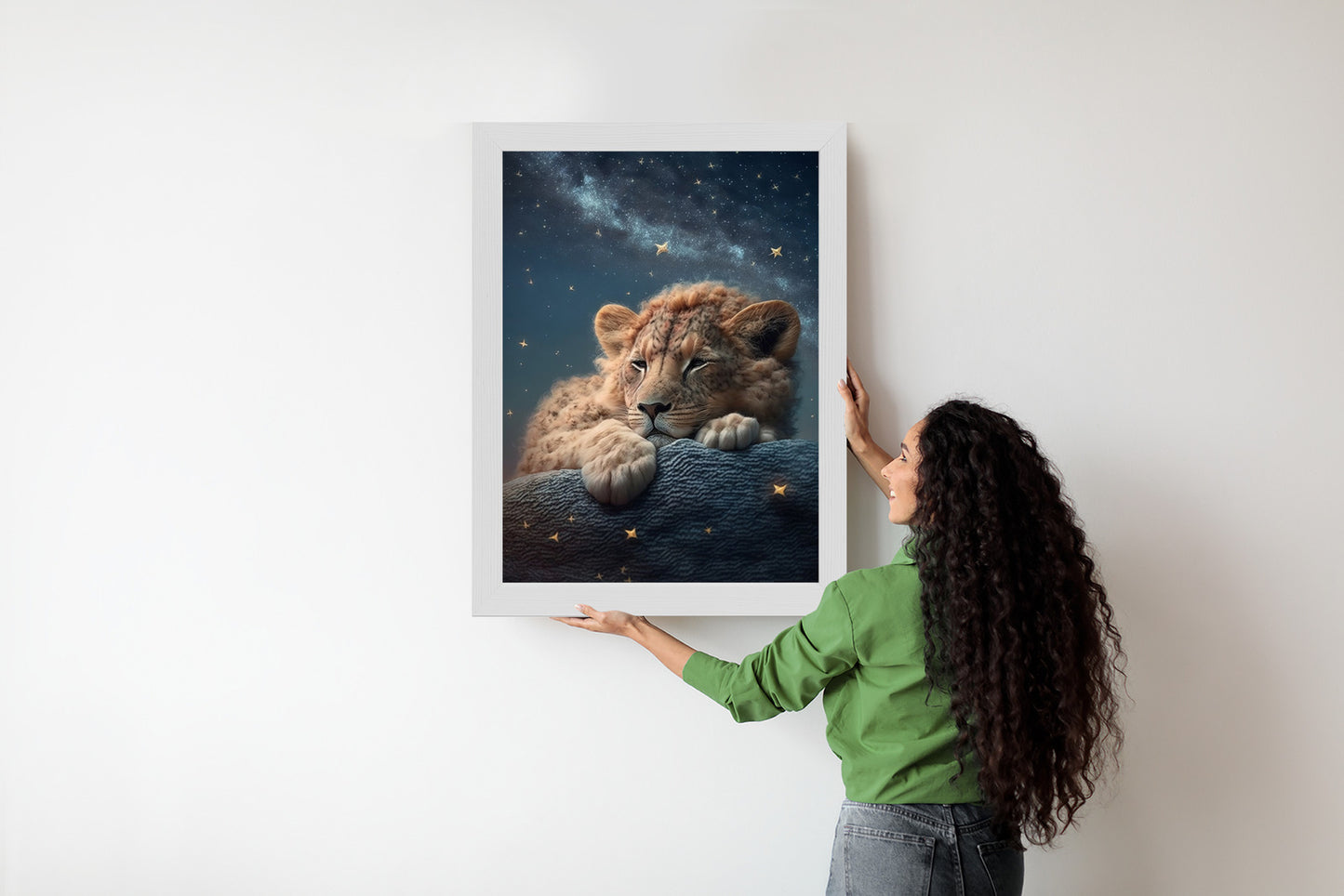 Poster Schlafender Löwe Und Nachthimmel Rahmen Holz Mit Passepartout Farbe Natürlich