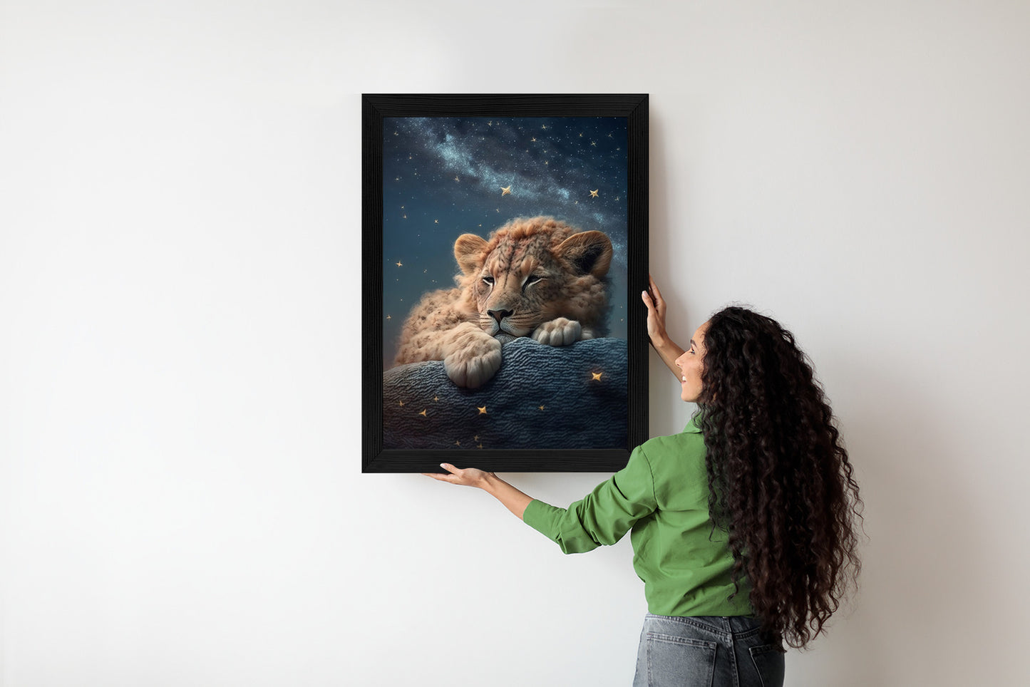 Poster Schlafender Löwe Und Nachthimmel Rahmen Holz Mit Passepartout Farbe Natürlich