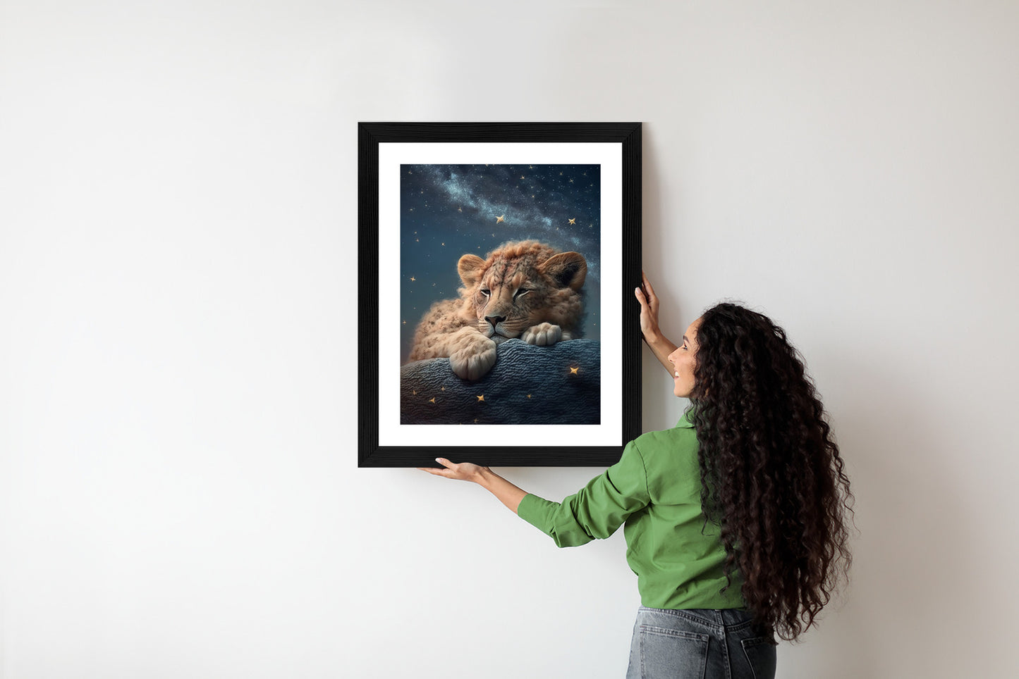 Poster Schlafender Löwe Und Nachthimmel Rahmen Holz Mit Passepartout Farbe Natürlich