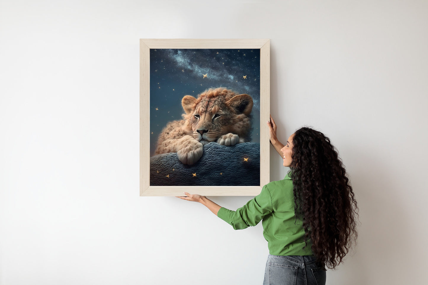 Poster Schlafender Löwe Und Nachthimmel Rahmen Holz Mit Passepartout Farbe Natürlich