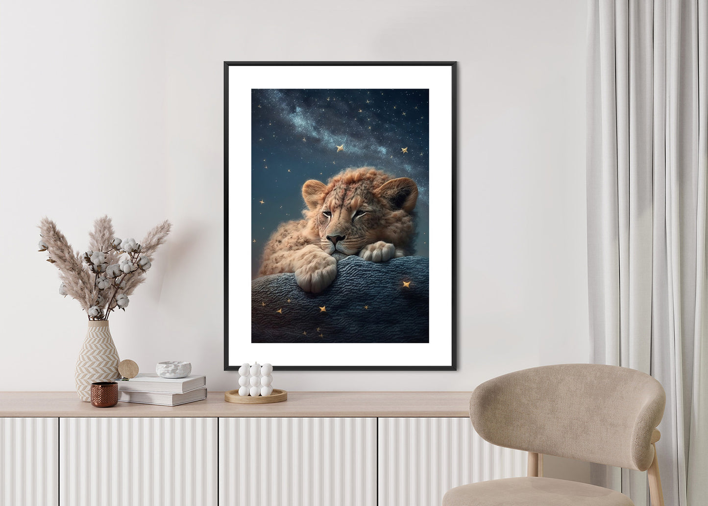 Poster Schlafender Löwe Und Nachthimmel Rahmen Holz Mit Passepartout Farbe Natürlich