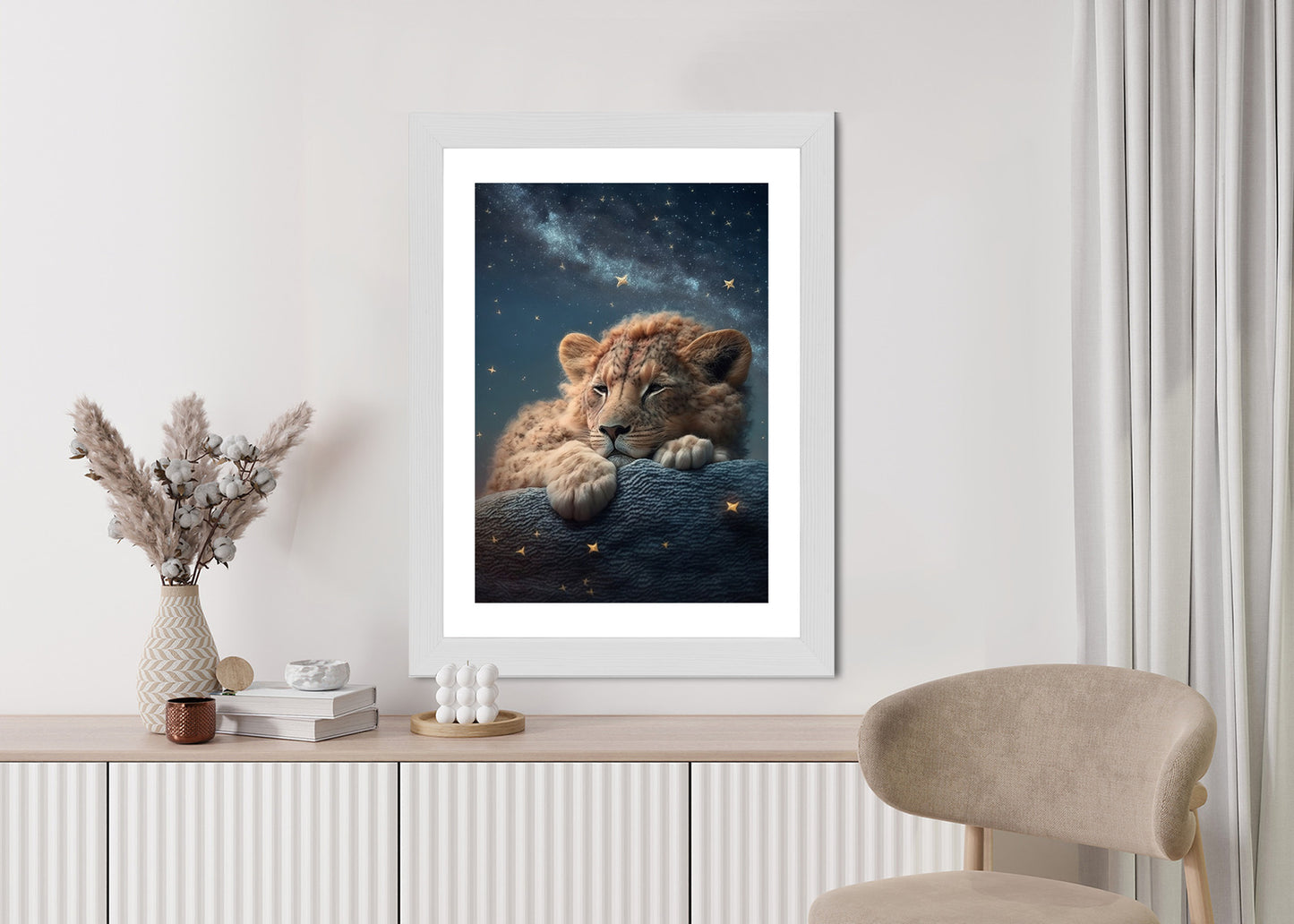 Poster Schlafender Löwe Und Nachthimmel Rahmen Holz Mit Passepartout Farbe Natürlich