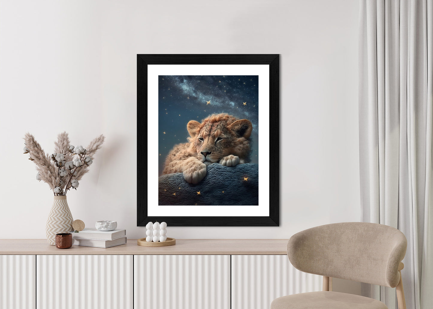 Poster Schlafender Löwe Und Nachthimmel Rahmen Holz Mit Passepartout Farbe Natürlich