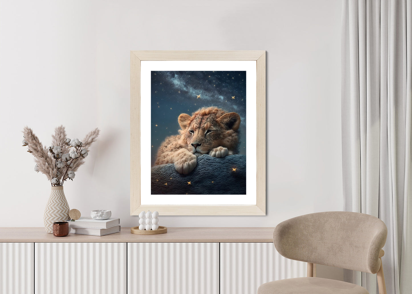 Poster Schlafender Löwe Und Nachthimmel Rahmen Holz Mit Passepartout Farbe Natürlich