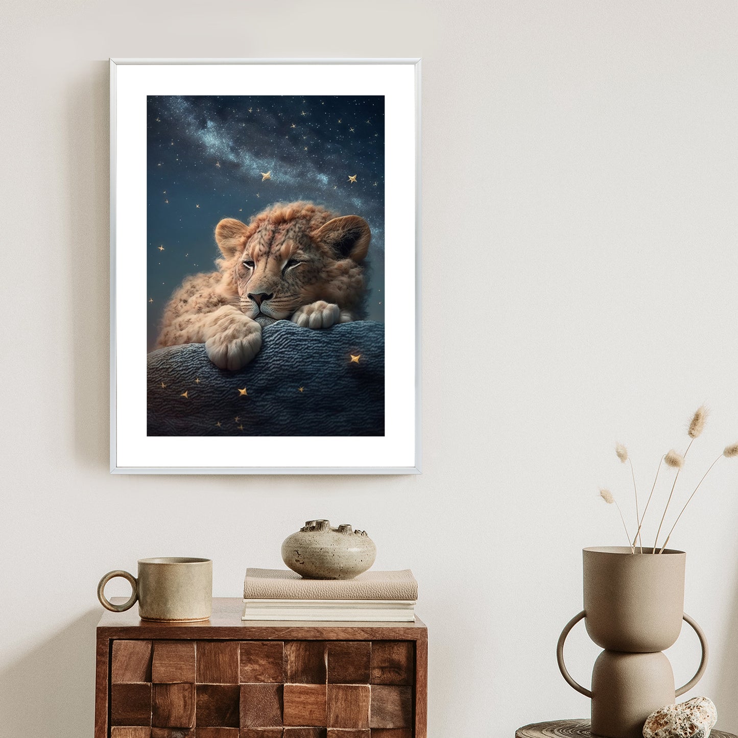Poster Schlafender Löwe Und Nachthimmel Rahmen Holz Mit Passepartout Farbe Natürlich