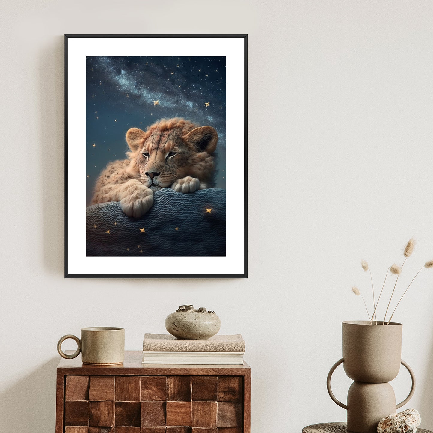 Poster Schlafender Löwe Und Nachthimmel Rahmen Holz Mit Passepartout Farbe Natürlich