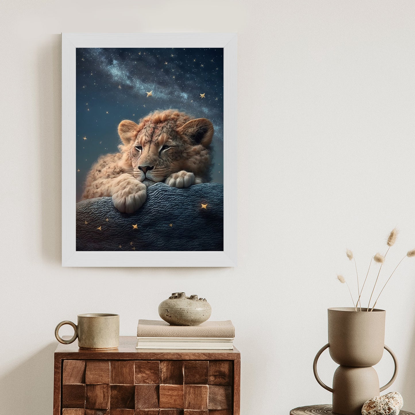 Poster Schlafender Löwe Und Nachthimmel Rahmen Holz Mit Passepartout Farbe Natürlich