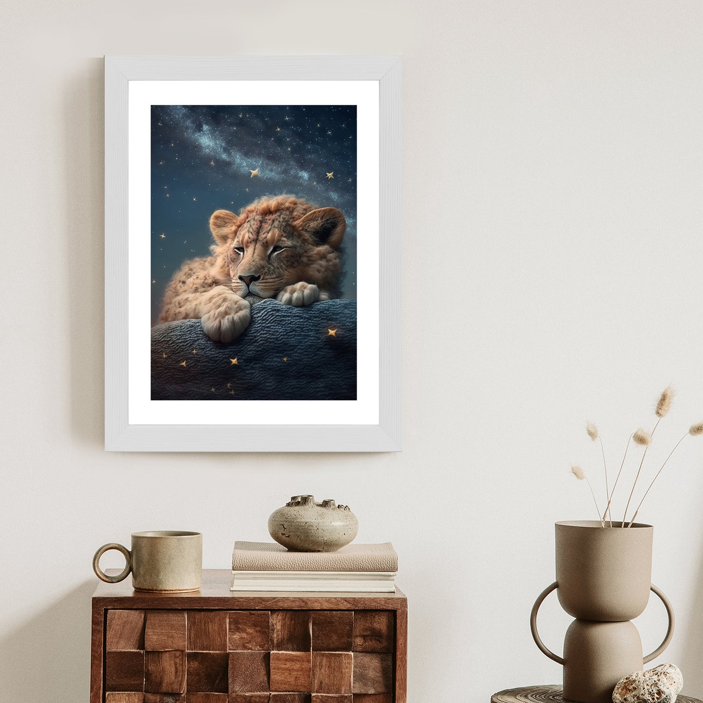 Poster Schlafender Löwe Und Nachthimmel Rahmen Holz Mit Passepartout Farbe Natürlich