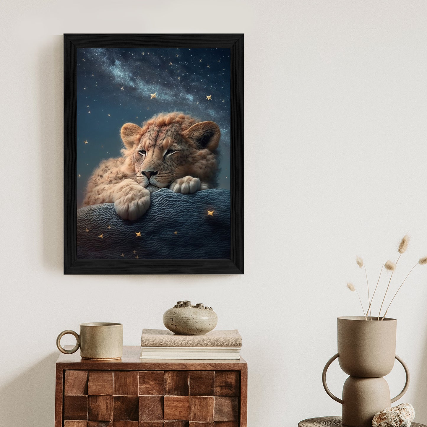 Poster Schlafender Löwe Und Nachthimmel Rahmen Holz Mit Passepartout Farbe Natürlich
