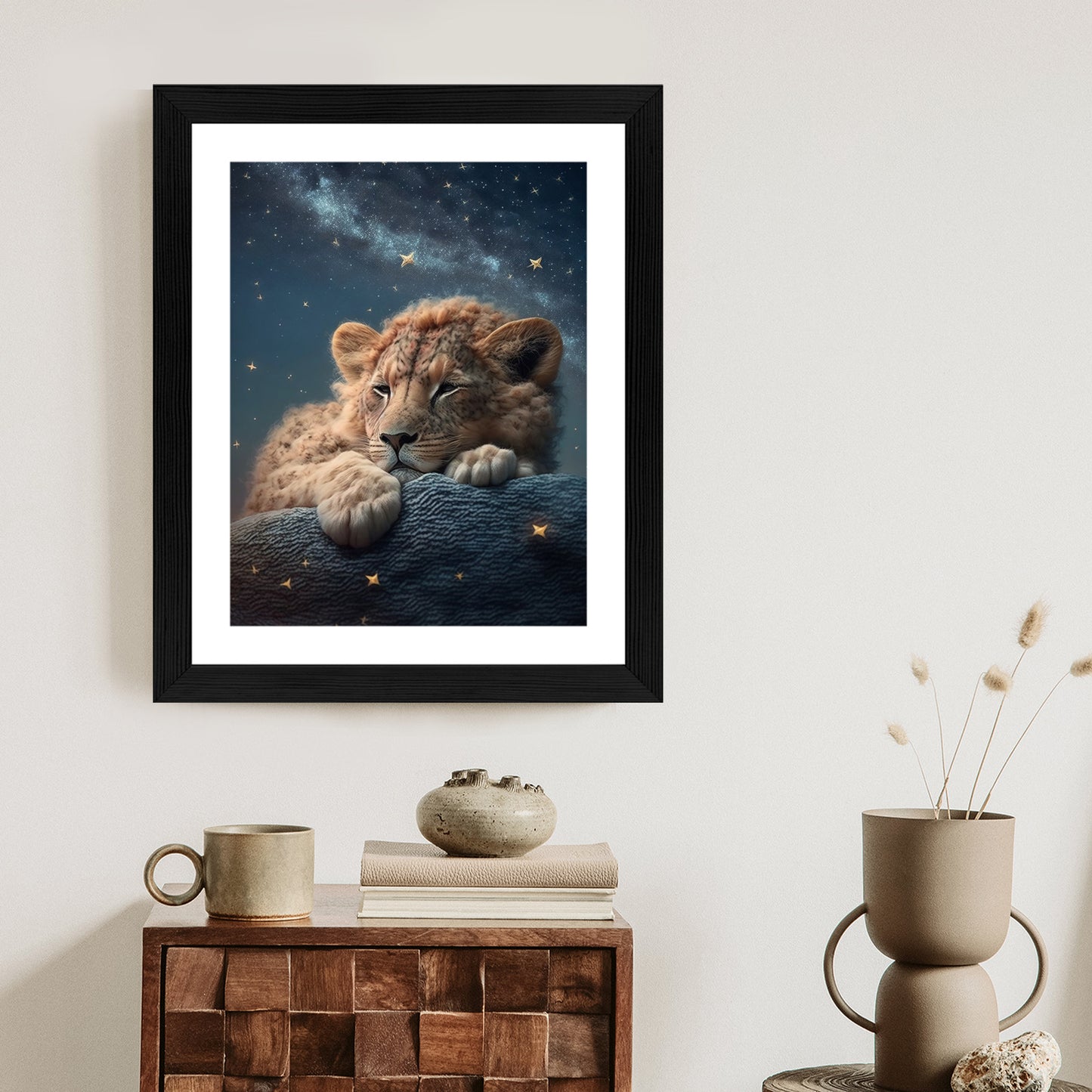Poster Schlafender Löwe Und Nachthimmel Rahmen Holz Mit Passepartout Farbe Natürlich