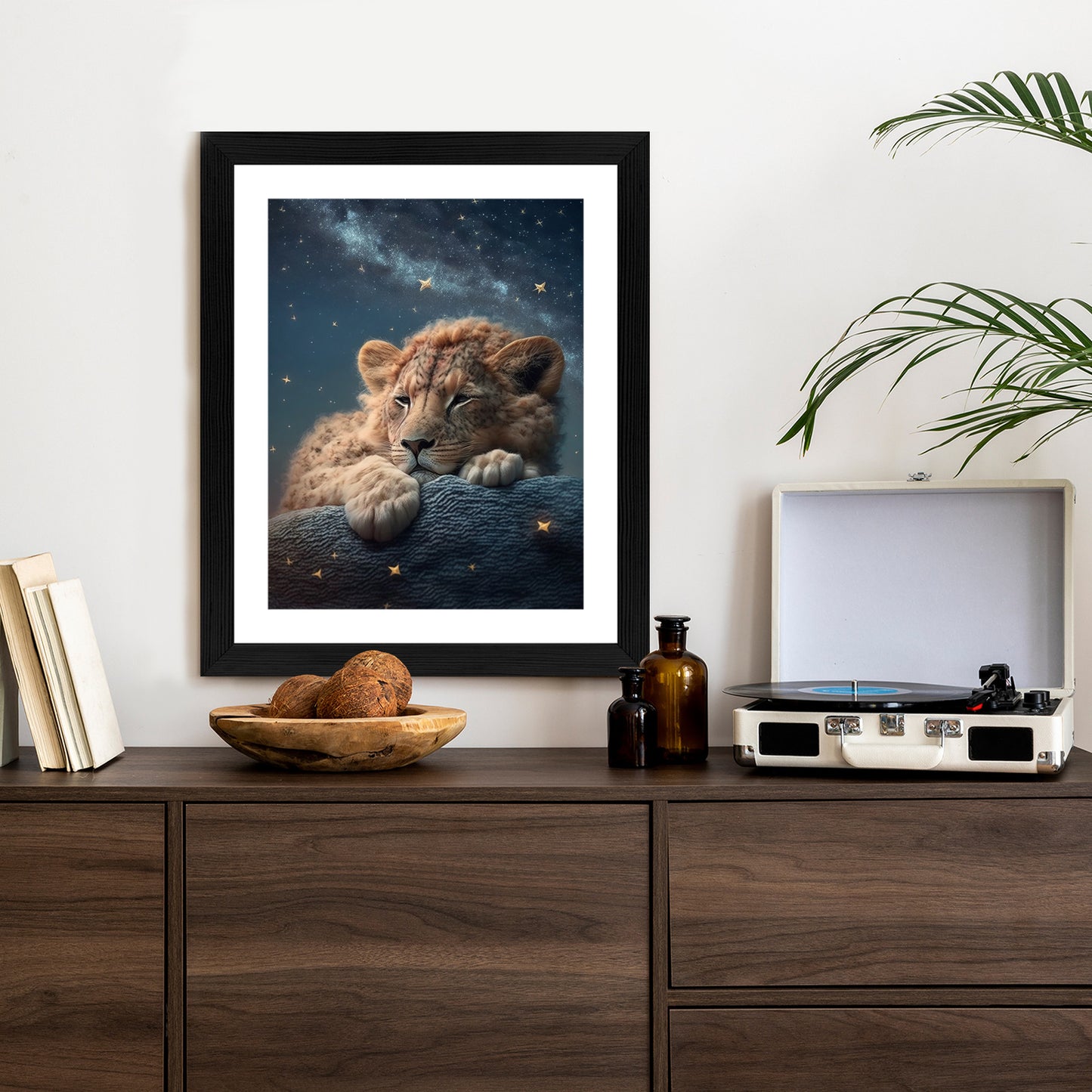 Poster Schlafender Löwe Und Nachthimmel Rahmen Holz Mit Passepartout Farbe Natürlich