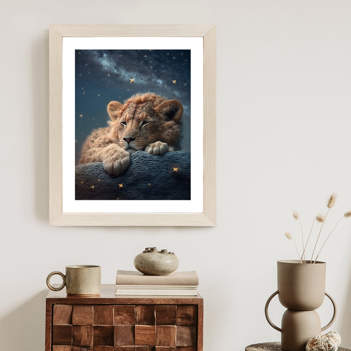 Poster Schlafender Löwe Und Nachthimmel Rahmen Holz Mit Passepartout Farbe Natürlich