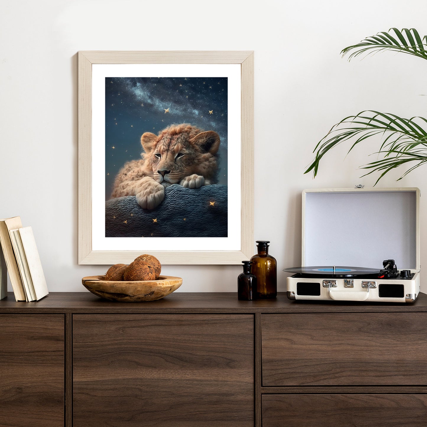 Poster Schlafender Löwe Und Nachthimmel Rahmen Holz Mit Passepartout Farbe Natürlich