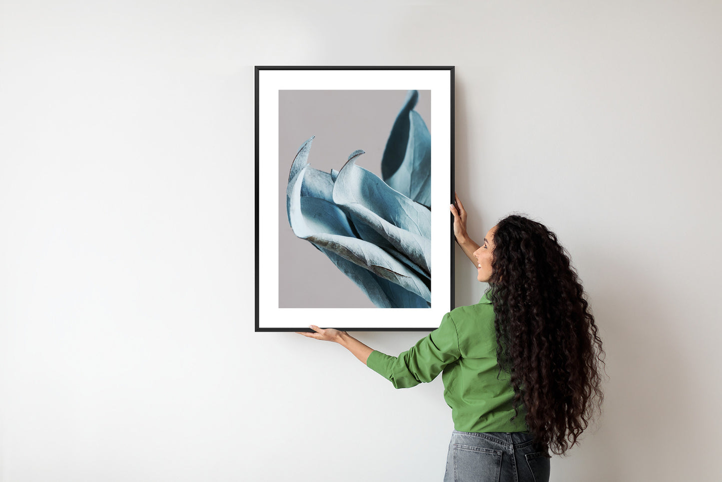 Poster Blaue Blätter Auf Grauem Hintergrund