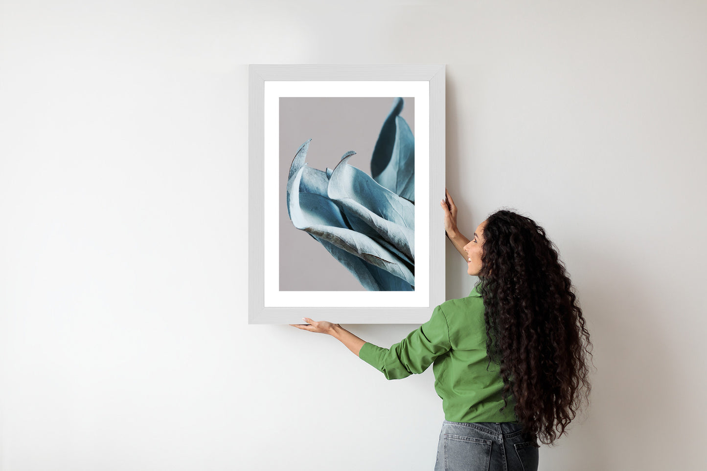 Poster Blaue Blätter Auf Grauem Hintergrund