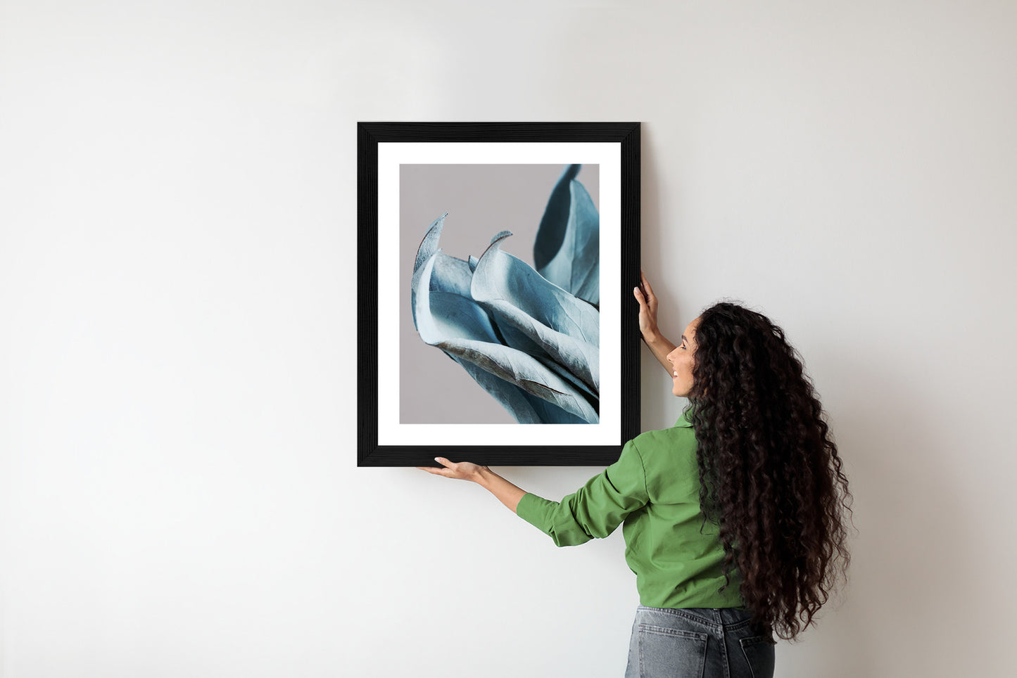 Poster Blaue Blätter Auf Grauem Hintergrund