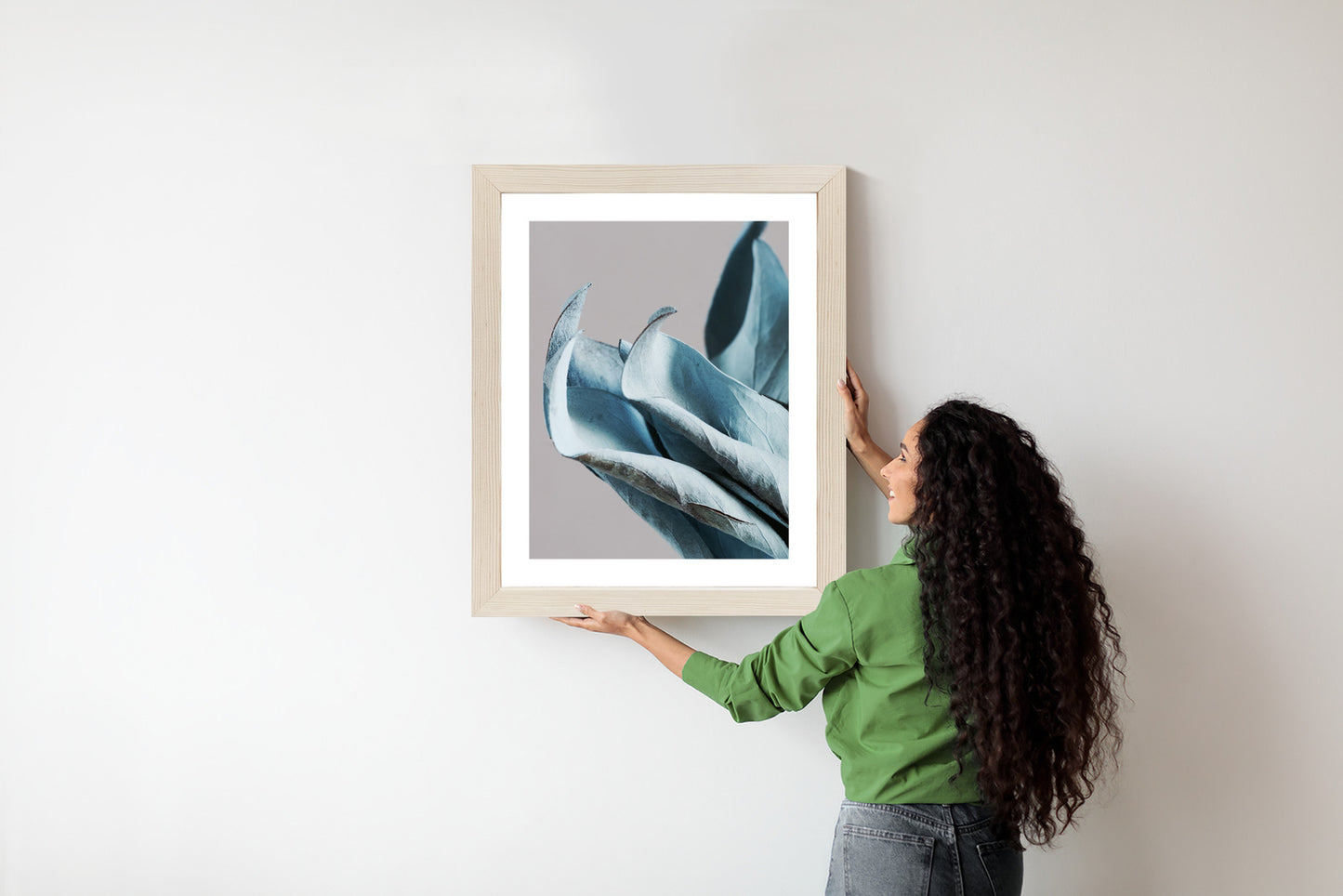 Poster Blaue Blätter Auf Grauem Hintergrund