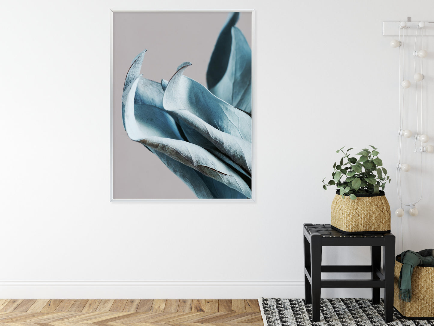 Poster Blaue Blätter Auf Grauem Hintergrund