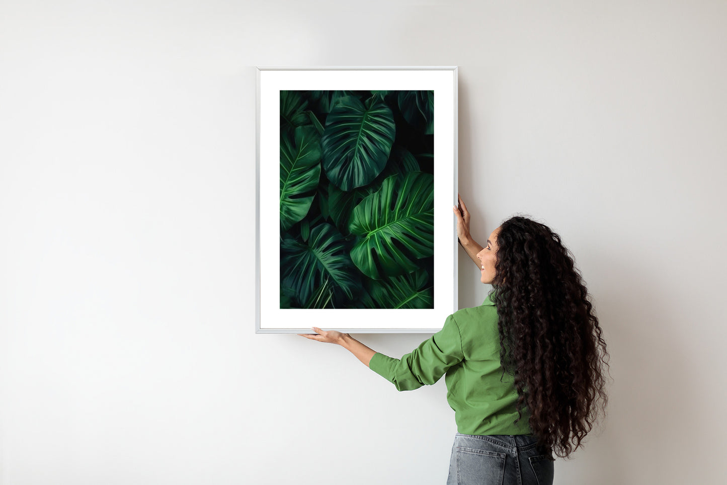 Poster Botanisches Muster Aus Dunkelgrünen Monstera-Blättern Rahmen Holz Mit Passepartout Farbe Natürlich