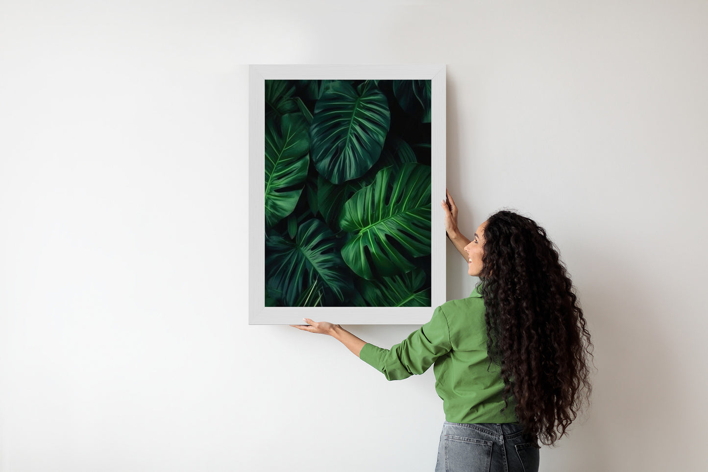 Poster Botanisches Muster Aus Dunkelgrünen Monstera-Blättern Rahmen Holz Mit Passepartout Farbe Natürlich