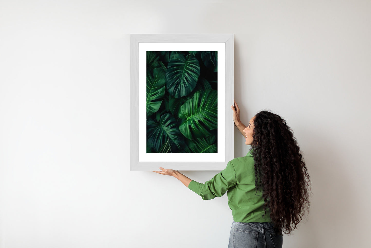 Poster Botanisches Muster Aus Dunkelgrünen Monstera-Blättern Rahmen Holz Mit Passepartout Farbe Natürlich