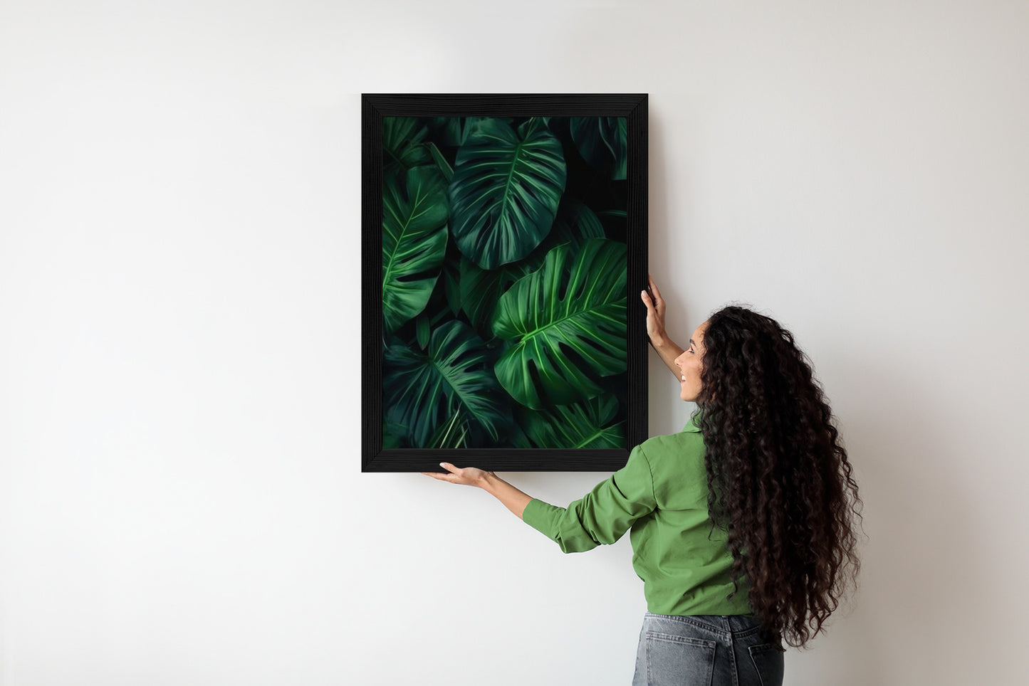 Poster Botanisches Muster Aus Dunkelgrünen Monstera-Blättern Rahmen Holz Mit Passepartout Farbe Natürlich
