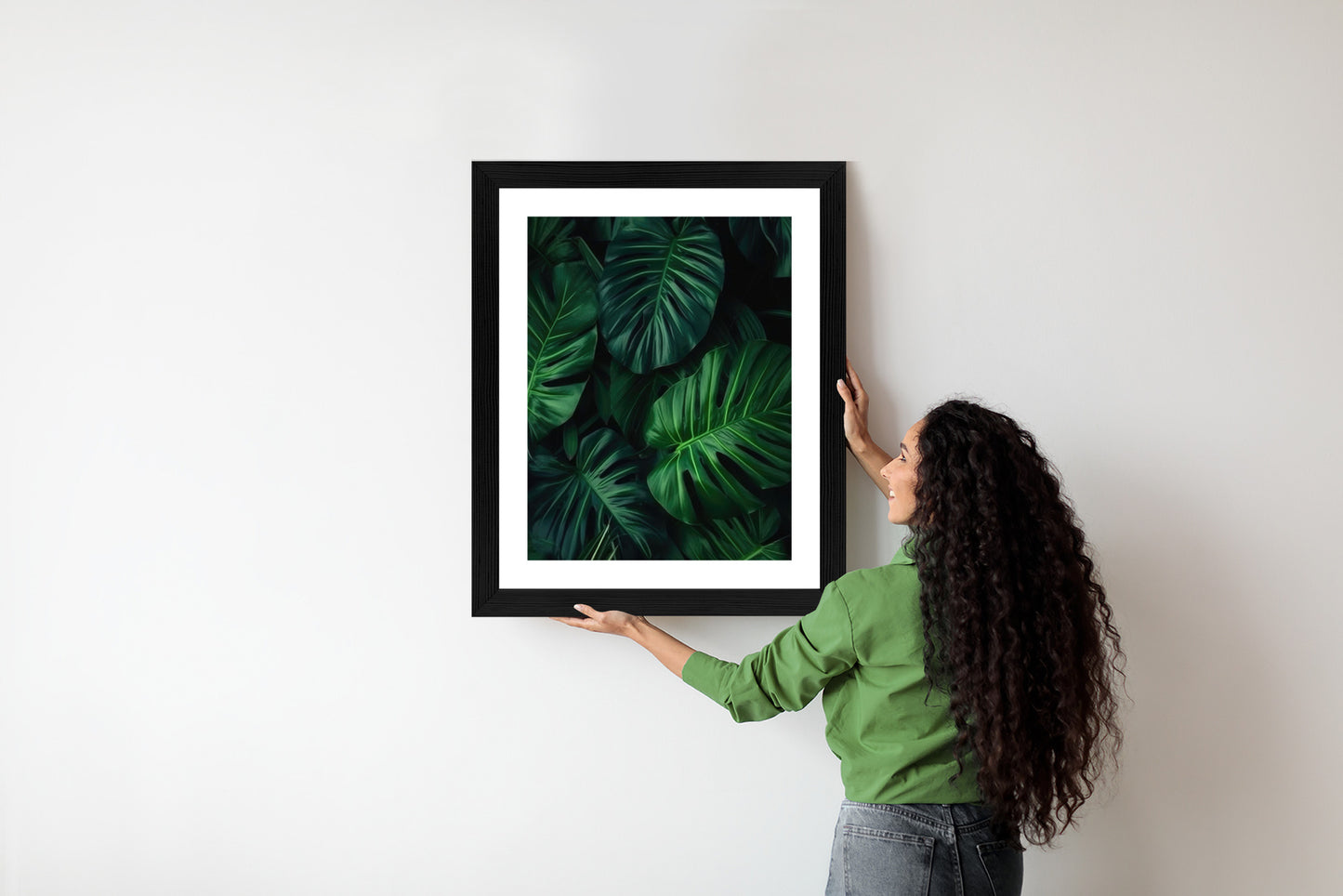 Poster Botanisches Muster Aus Dunkelgrünen Monstera-Blättern Rahmen Holz Mit Passepartout Farbe Natürlich