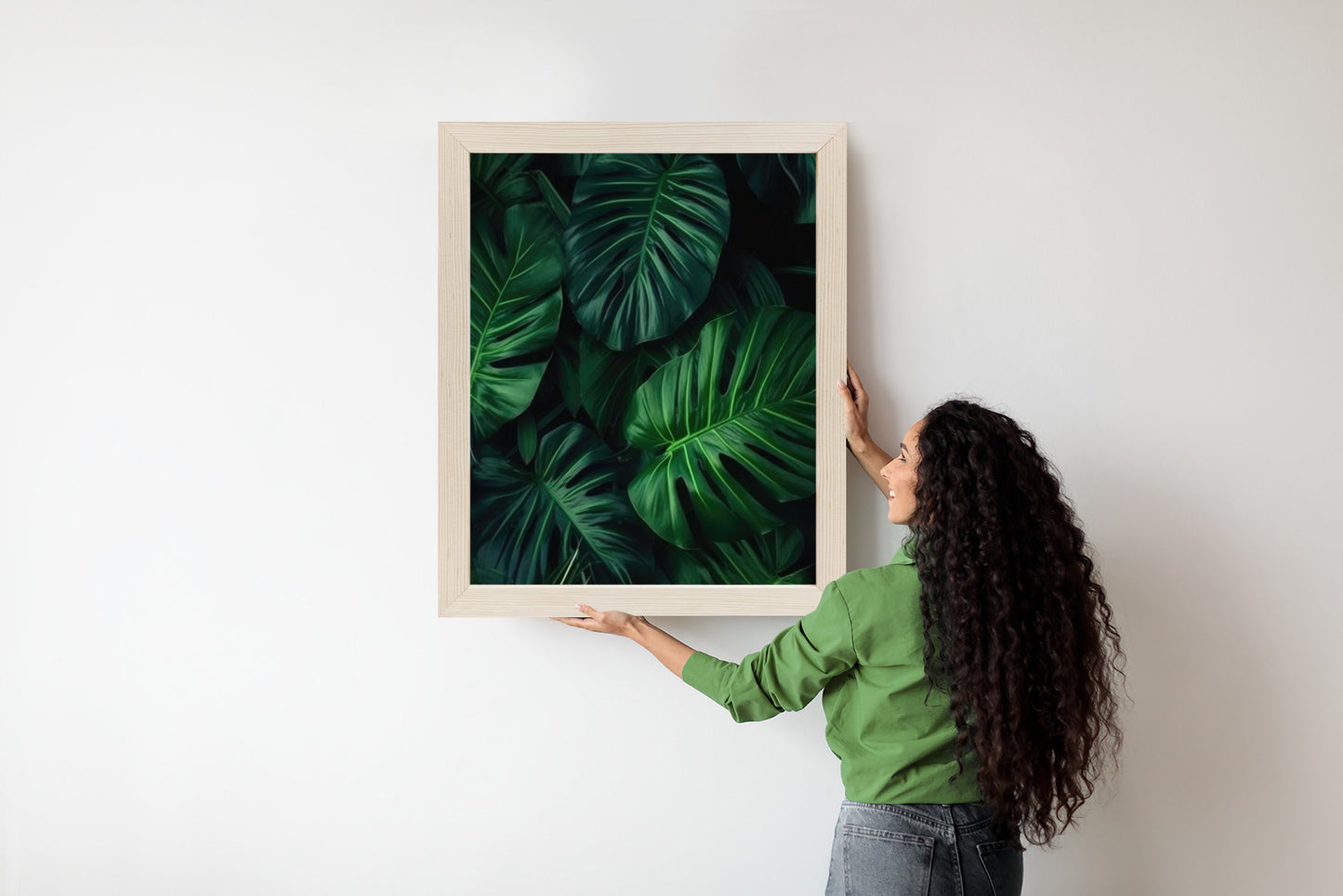 Poster Botanisches Muster Aus Dunkelgrünen Monstera-Blättern Rahmen Holz Mit Passepartout Farbe Natürlich