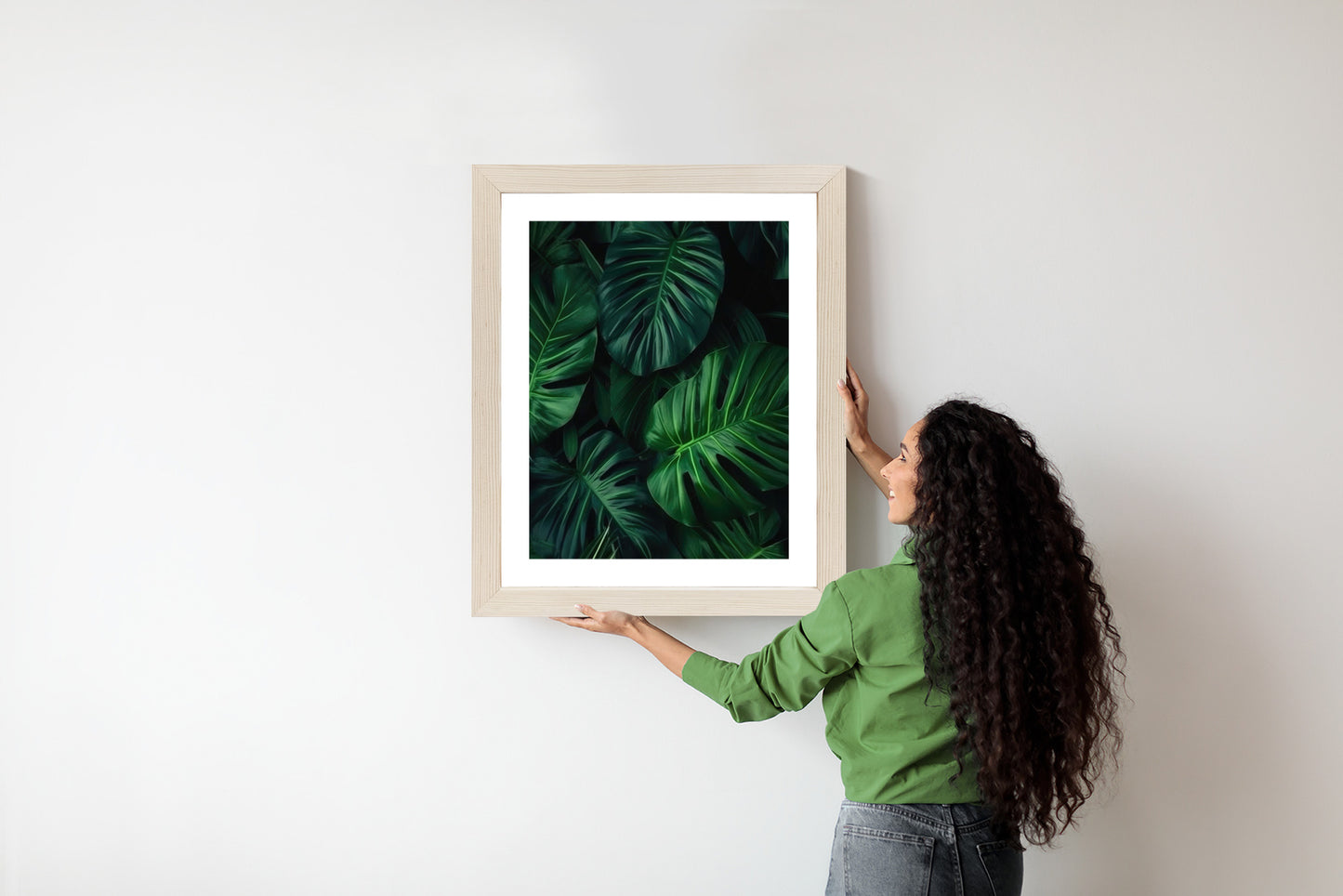Poster Botanisches Muster Aus Dunkelgrünen Monstera-Blättern Rahmen Holz Mit Passepartout Farbe Natürlich