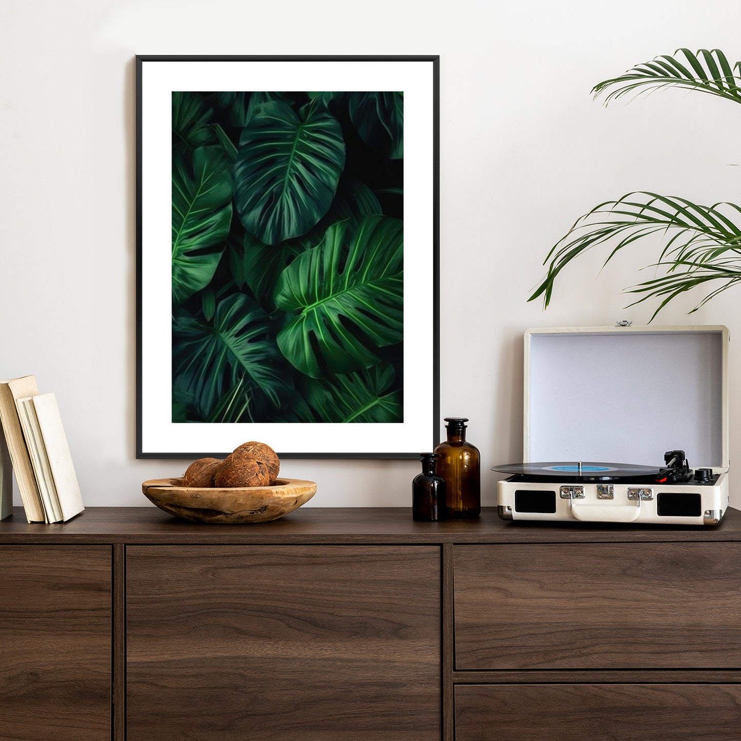 Poster Botanisches Muster Aus Dunkelgrünen Monstera-Blättern Rahmen Holz Mit Passepartout Farbe Natürlich