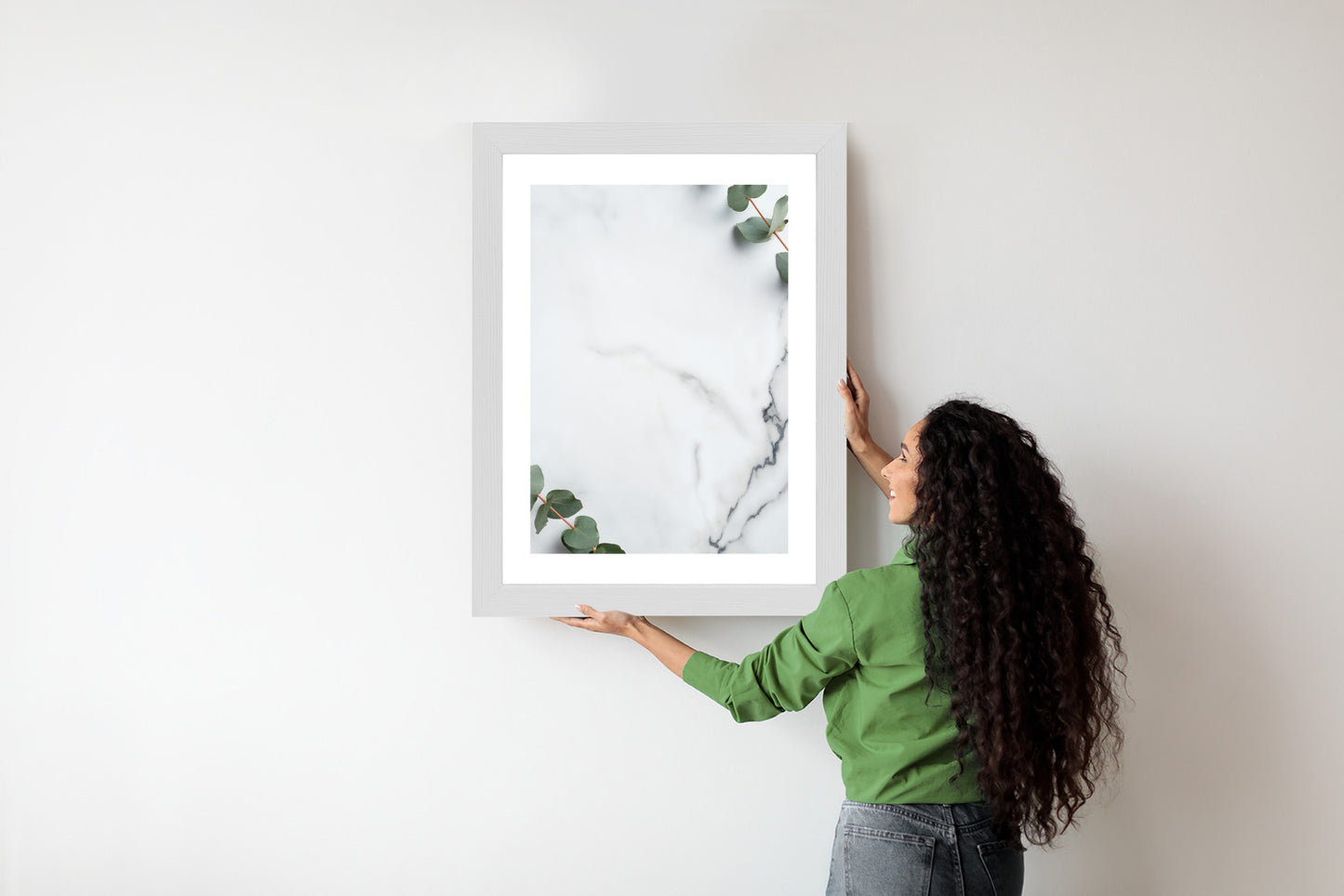 Poster Grünes Eukalyptusblatt Auf Marmor Rahmen Holz Mit Passepartout Farbe Natürlich