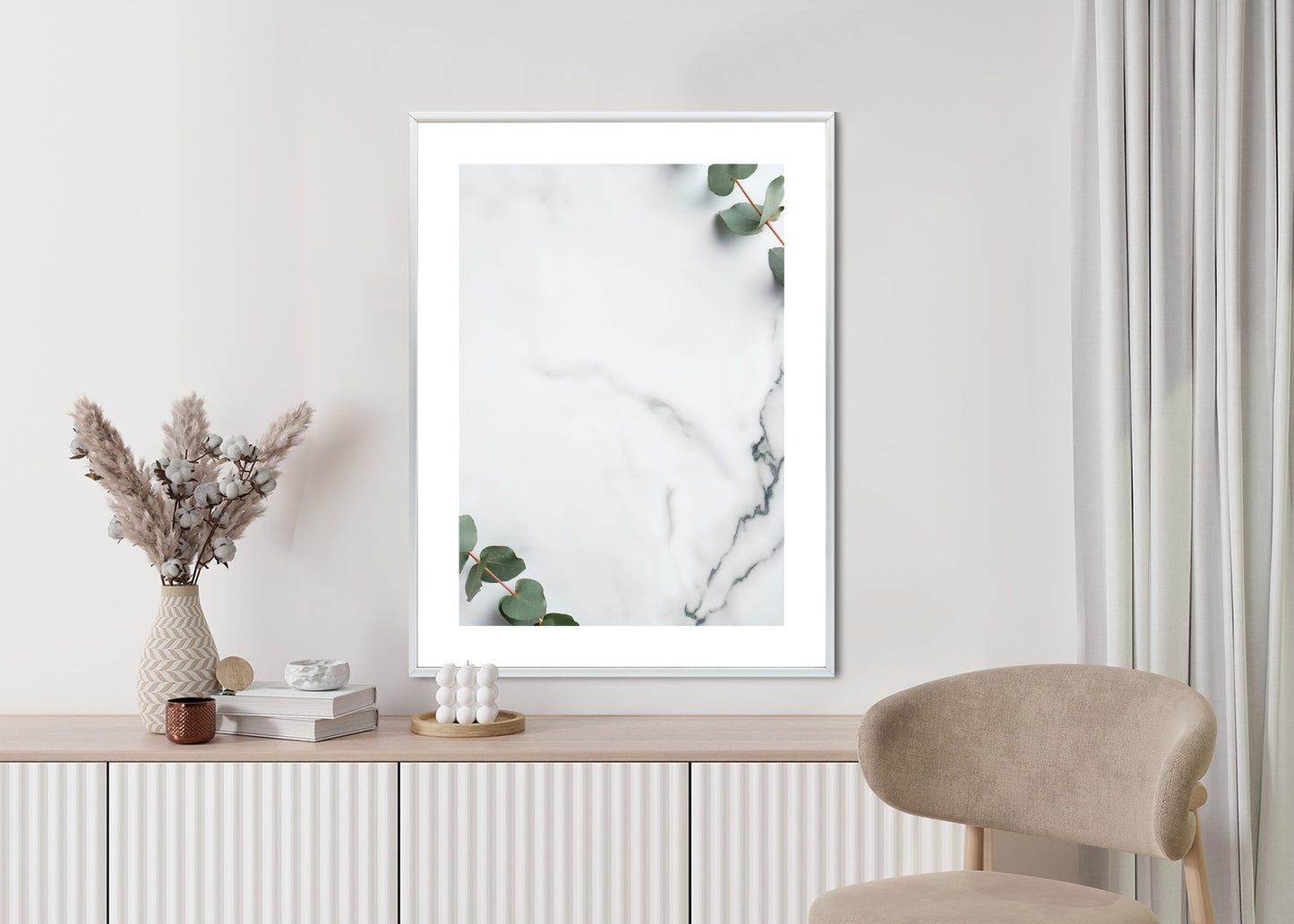 Poster Grünes Eukalyptusblatt Auf Marmor Rahmen Holz Mit Passepartout Farbe Natürlich