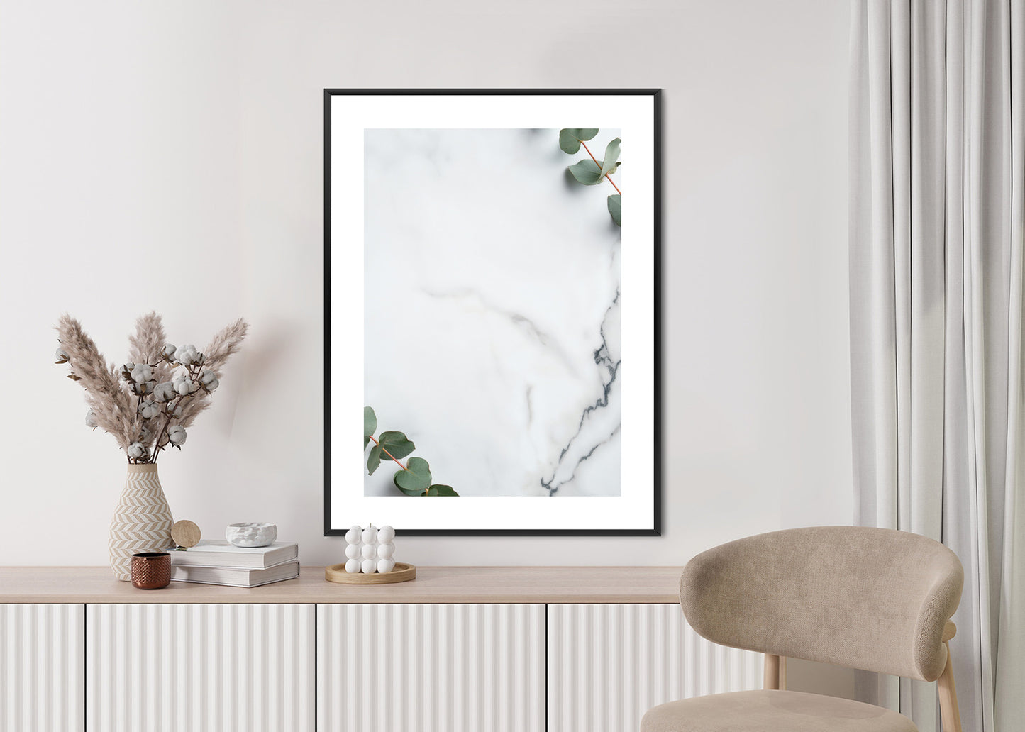 Poster Grünes Eukalyptusblatt Auf Marmor Rahmen Holz Mit Passepartout Farbe Natürlich