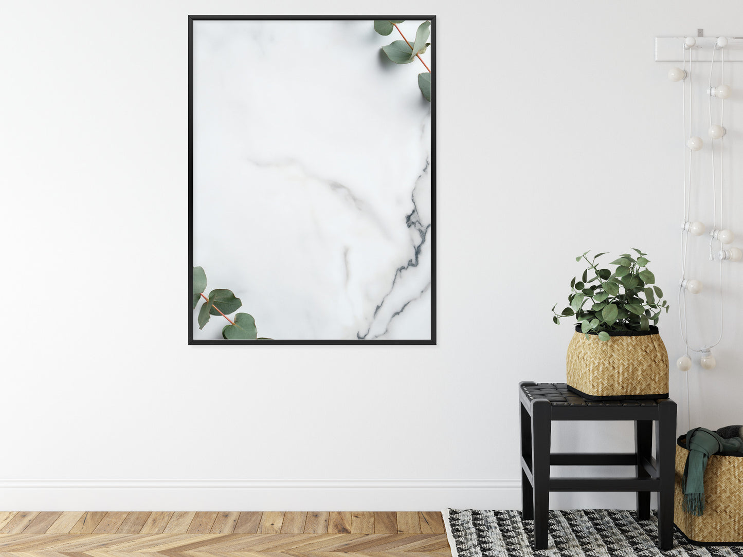 Poster Grünes Eukalyptusblatt Auf Marmor Rahmen Holz Mit Passepartout Farbe Natürlich
