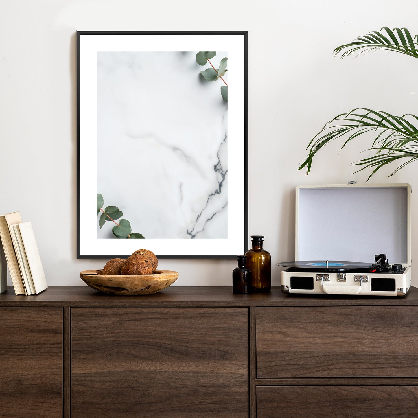 Poster Grünes Eukalyptusblatt Auf Marmor Rahmen Holz Mit Passepartout Farbe Natürlich