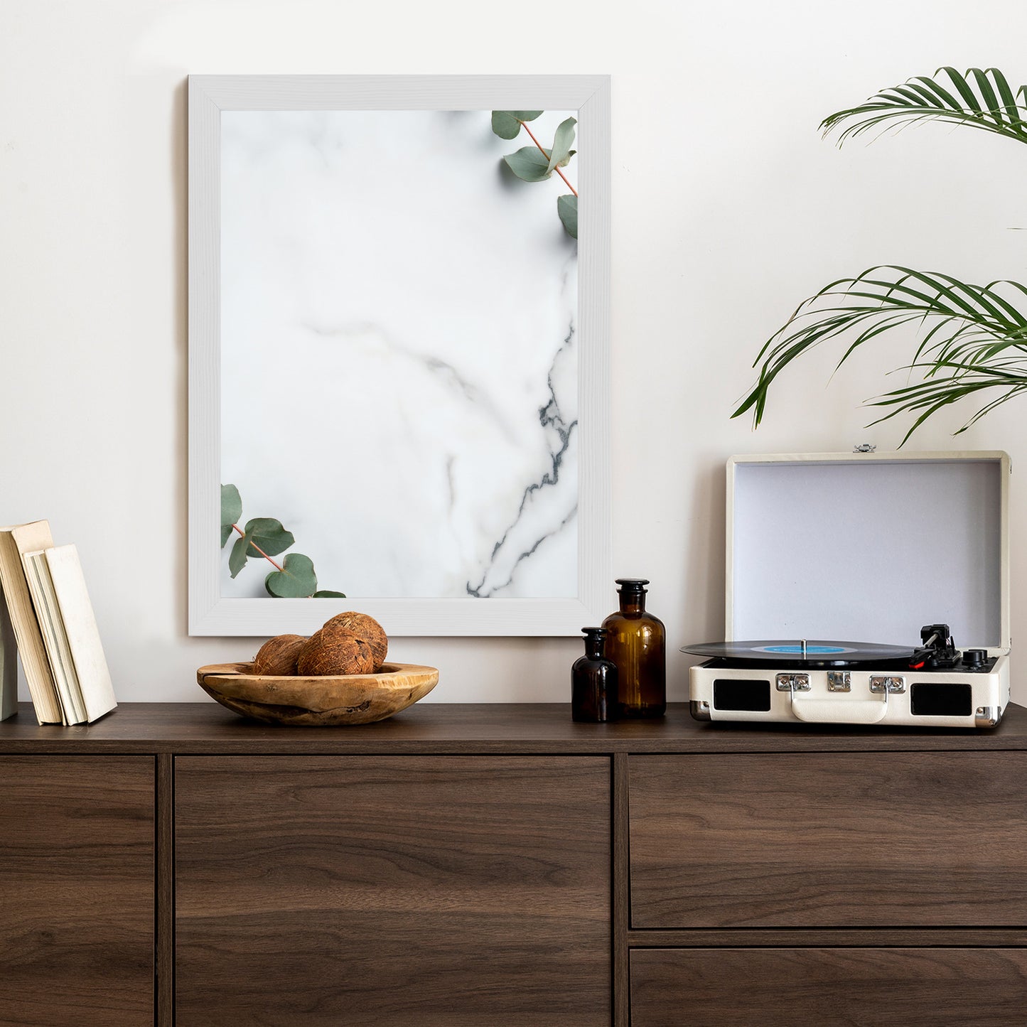 Poster Grünes Eukalyptusblatt Auf Marmor Rahmen Holz Mit Passepartout Farbe Natürlich