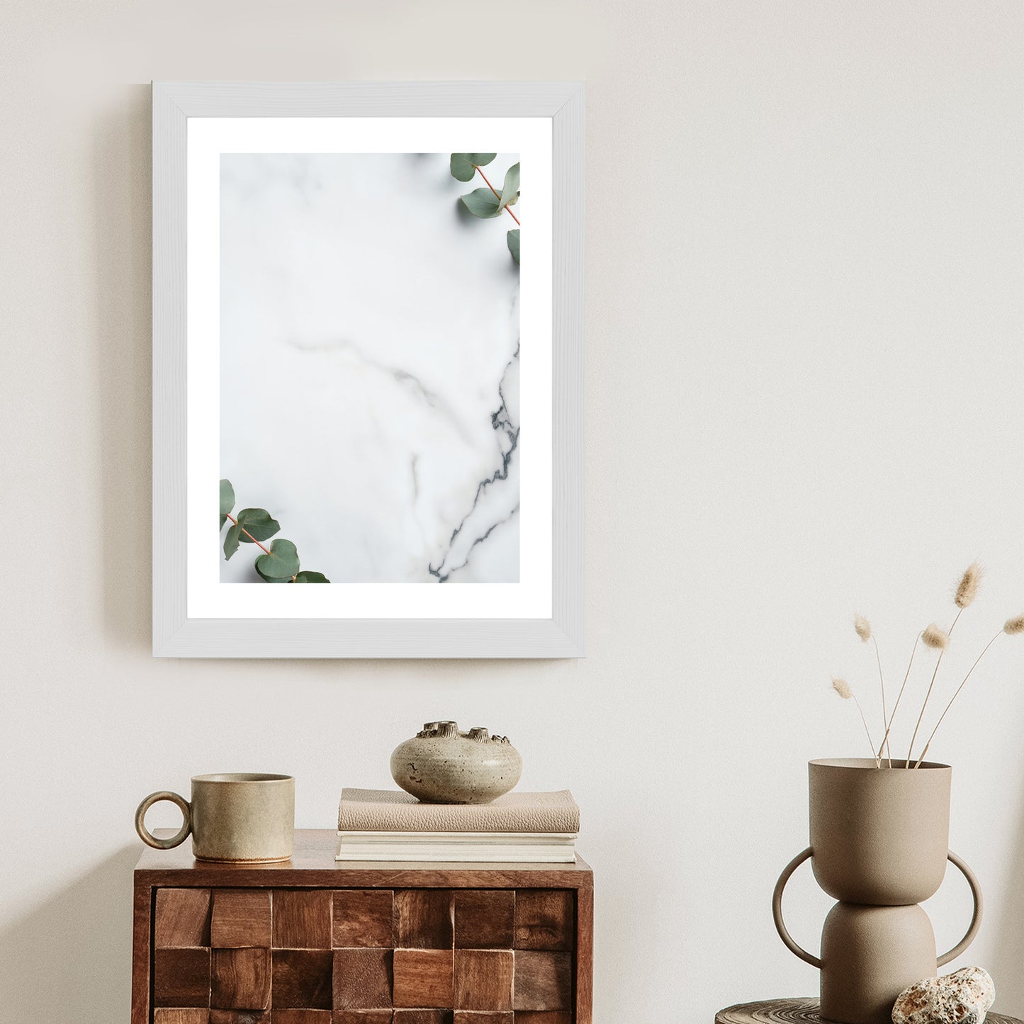 Poster Grünes Eukalyptusblatt Auf Marmor Rahmen Holz Mit Passepartout Farbe Natürlich