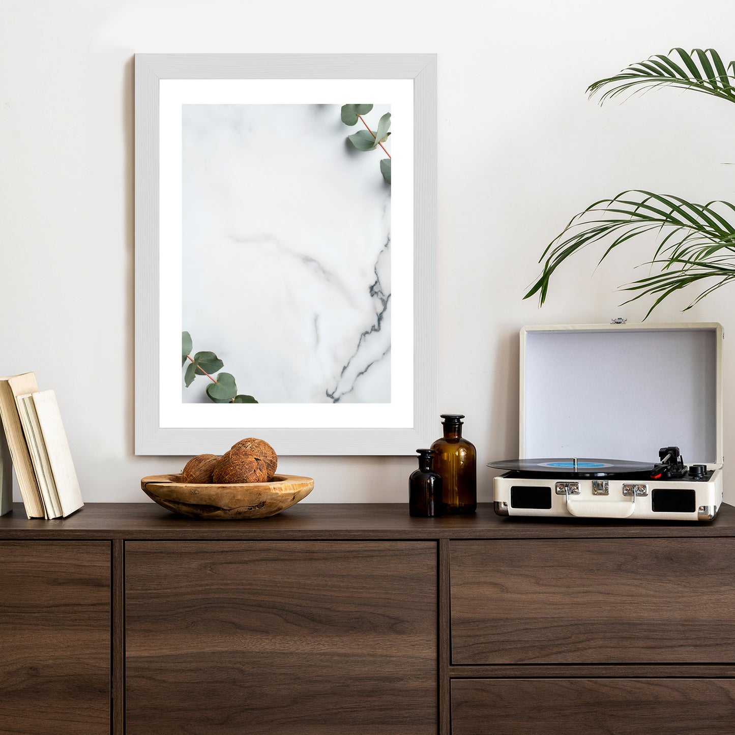 Poster Grünes Eukalyptusblatt Auf Marmor Rahmen Holz Mit Passepartout Farbe Natürlich