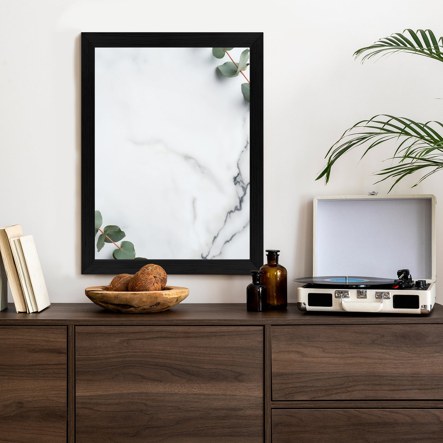 Poster Grünes Eukalyptusblatt Auf Marmor Rahmen Holz Mit Passepartout Farbe Natürlich