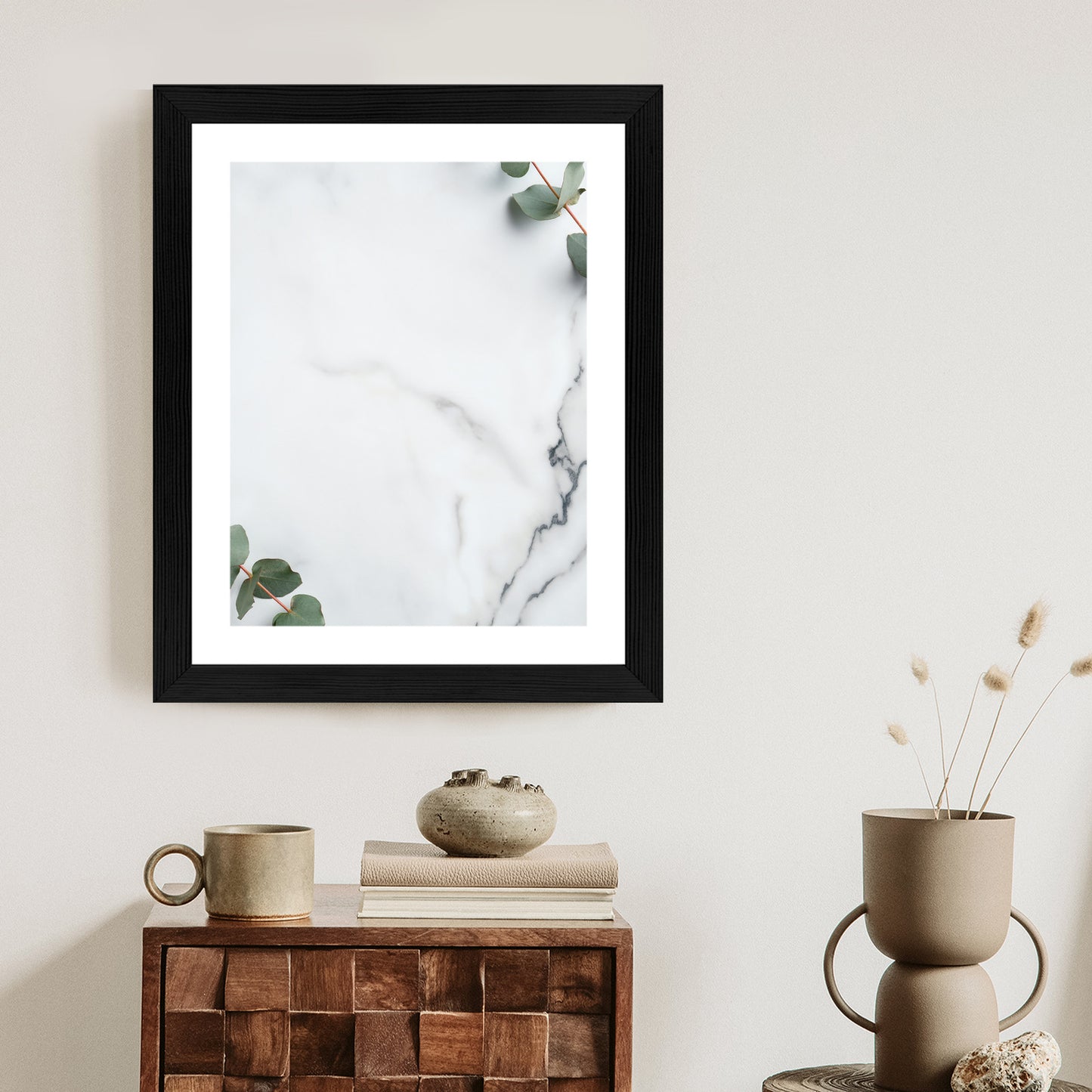 Poster Grünes Eukalyptusblatt Auf Marmor Rahmen Holz Mit Passepartout Farbe Natürlich