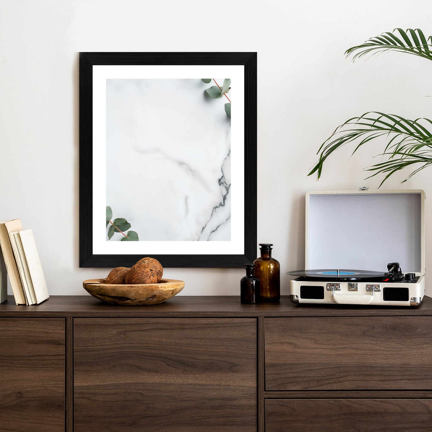 Poster Grünes Eukalyptusblatt Auf Marmor Rahmen Holz Mit Passepartout Farbe Natürlich