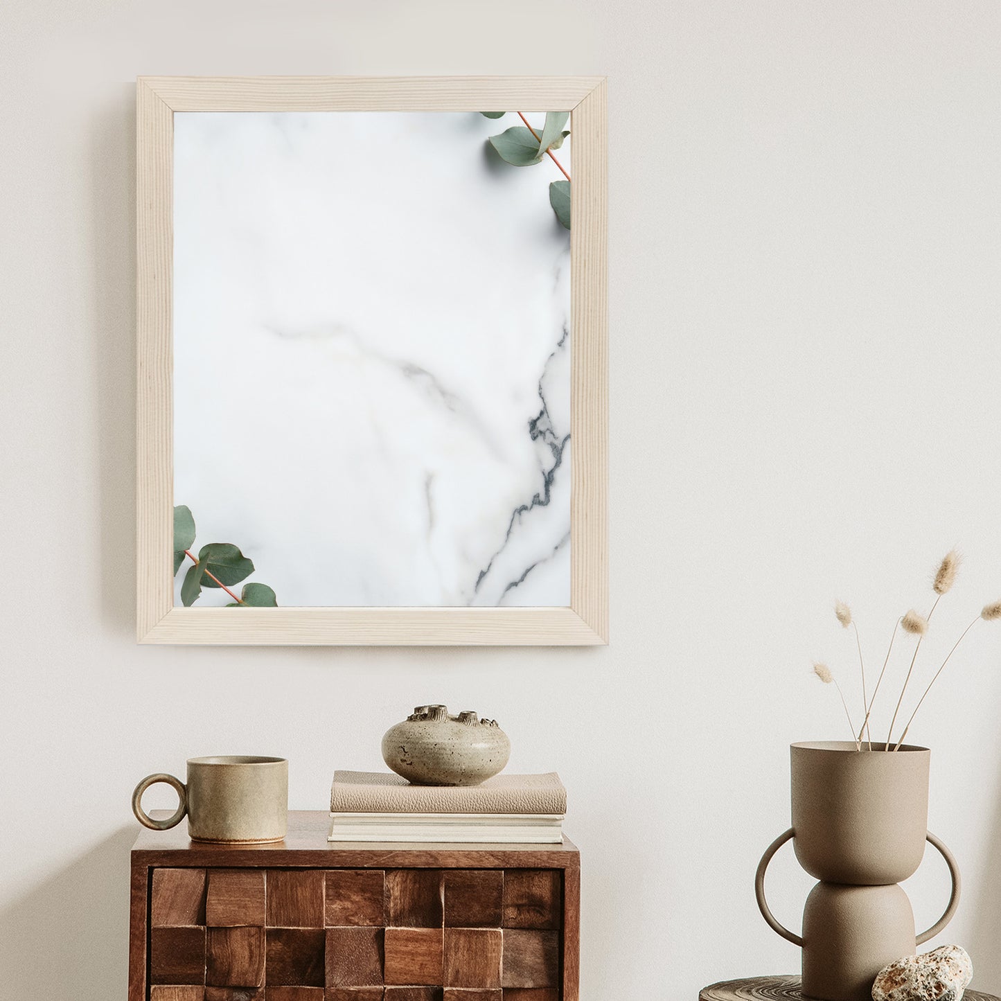 Poster Grünes Eukalyptusblatt Auf Marmor Rahmen Holz Mit Passepartout Farbe Natürlich