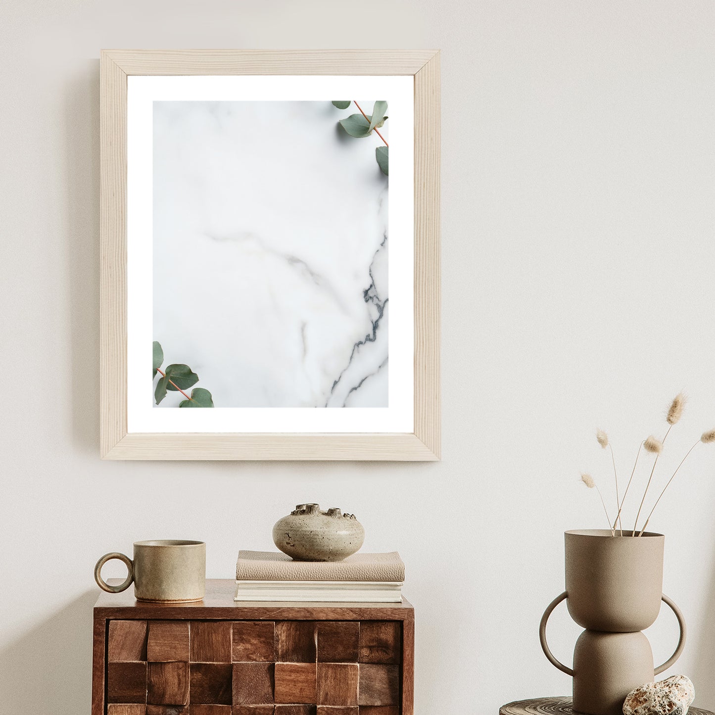 Poster Grünes Eukalyptusblatt Auf Marmor Rahmen Holz Mit Passepartout Farbe Natürlich