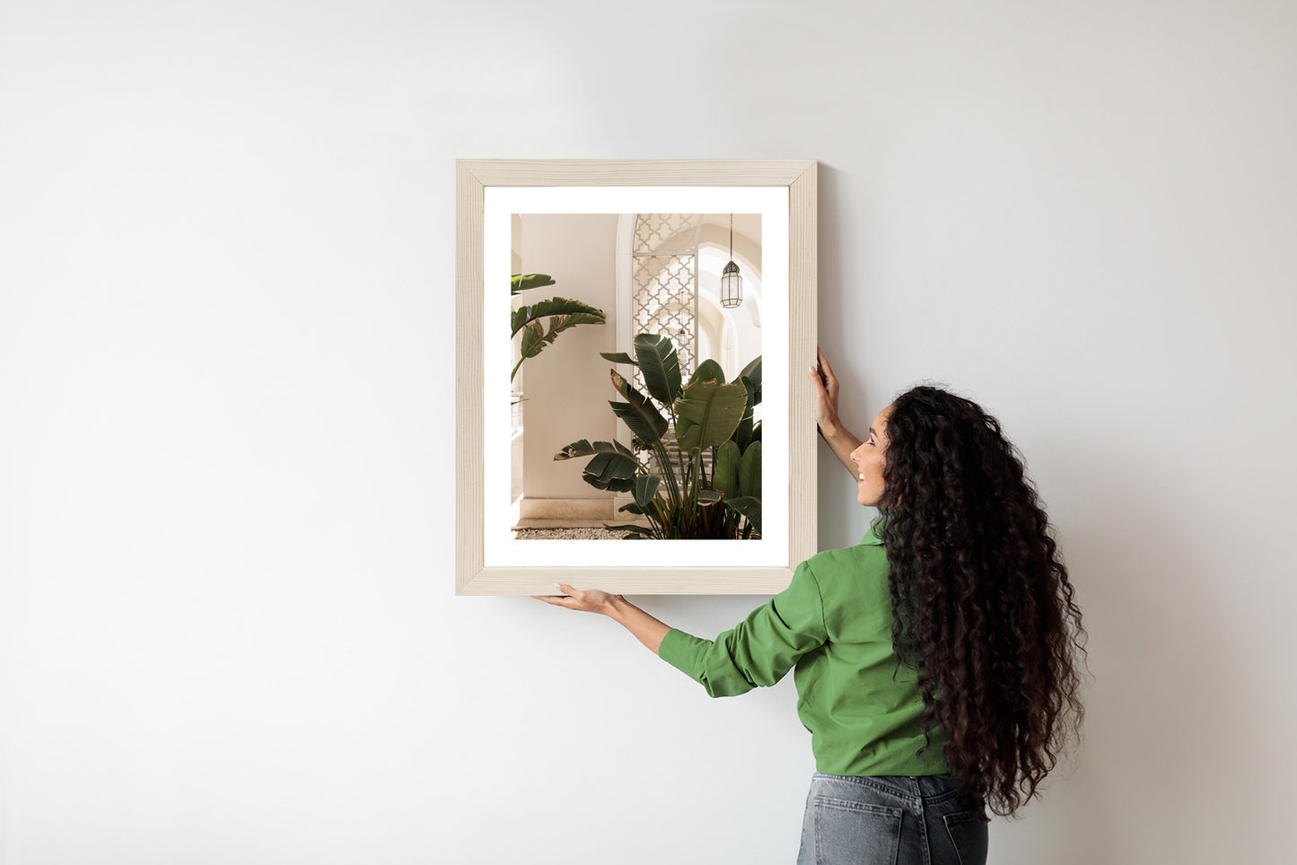Poster Palmen Am Eingang Eines Weißen Orientalischen Hauses Rahmen Holz Mit Passepartout Farbe Natürlich