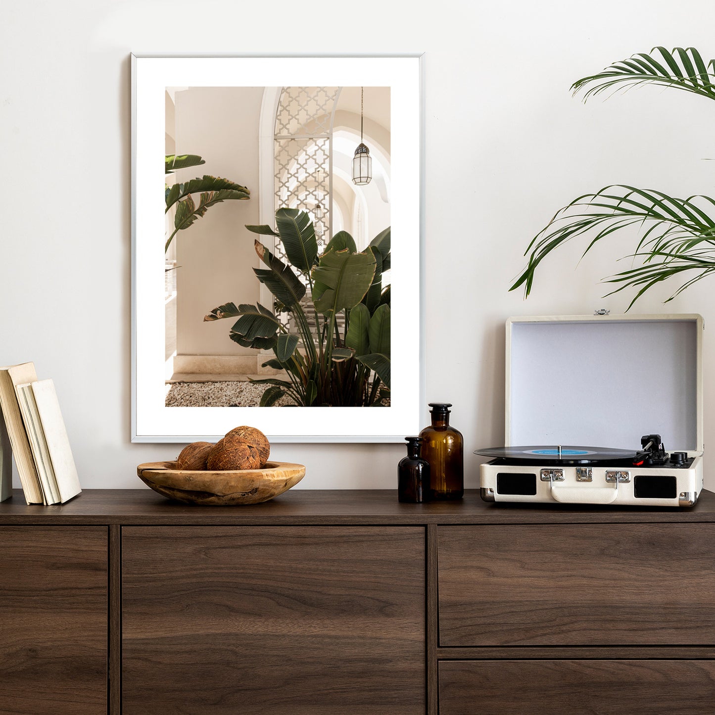 Poster Palmen Am Eingang Eines Weißen Orientalischen Hauses Rahmen Holz Mit Passepartout Farbe Natürlich