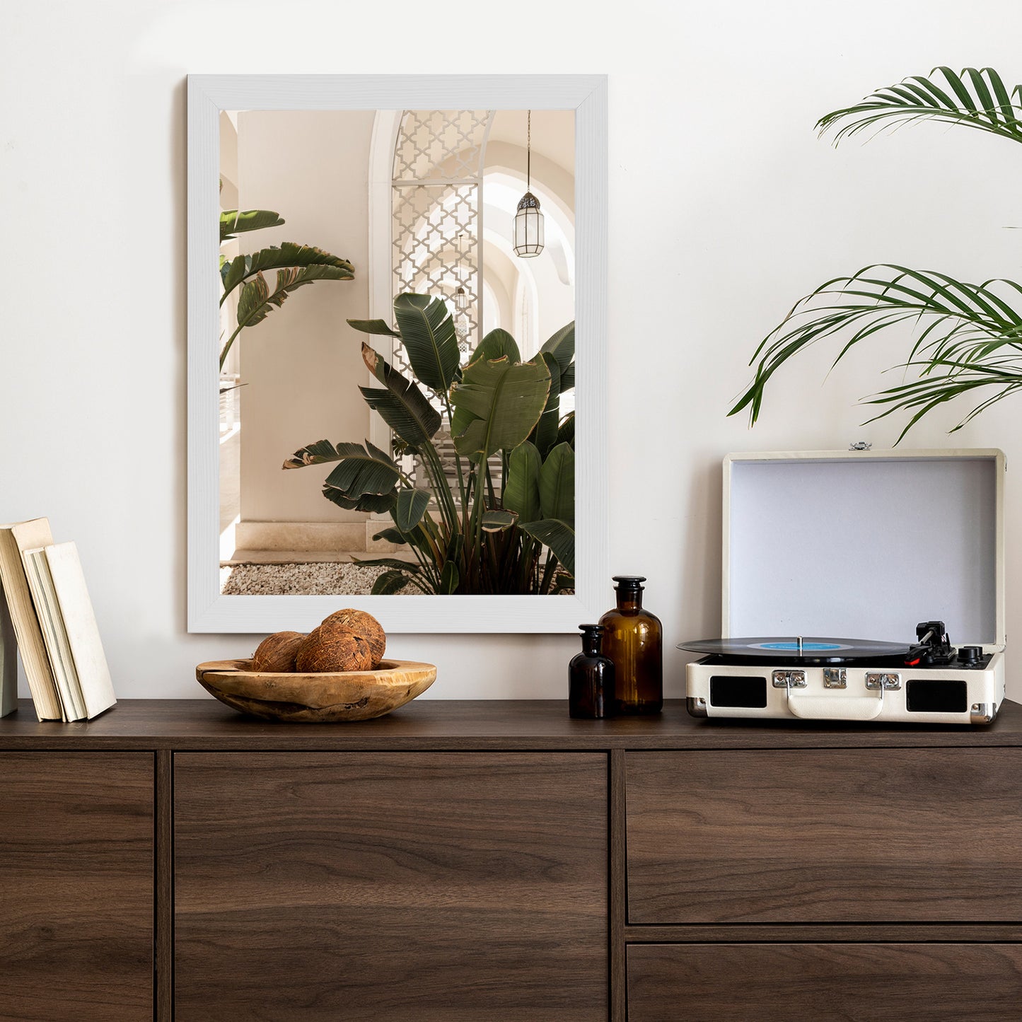 Poster Palmen Am Eingang Eines Weißen Orientalischen Hauses Rahmen Holz Mit Passepartout Farbe Natürlich