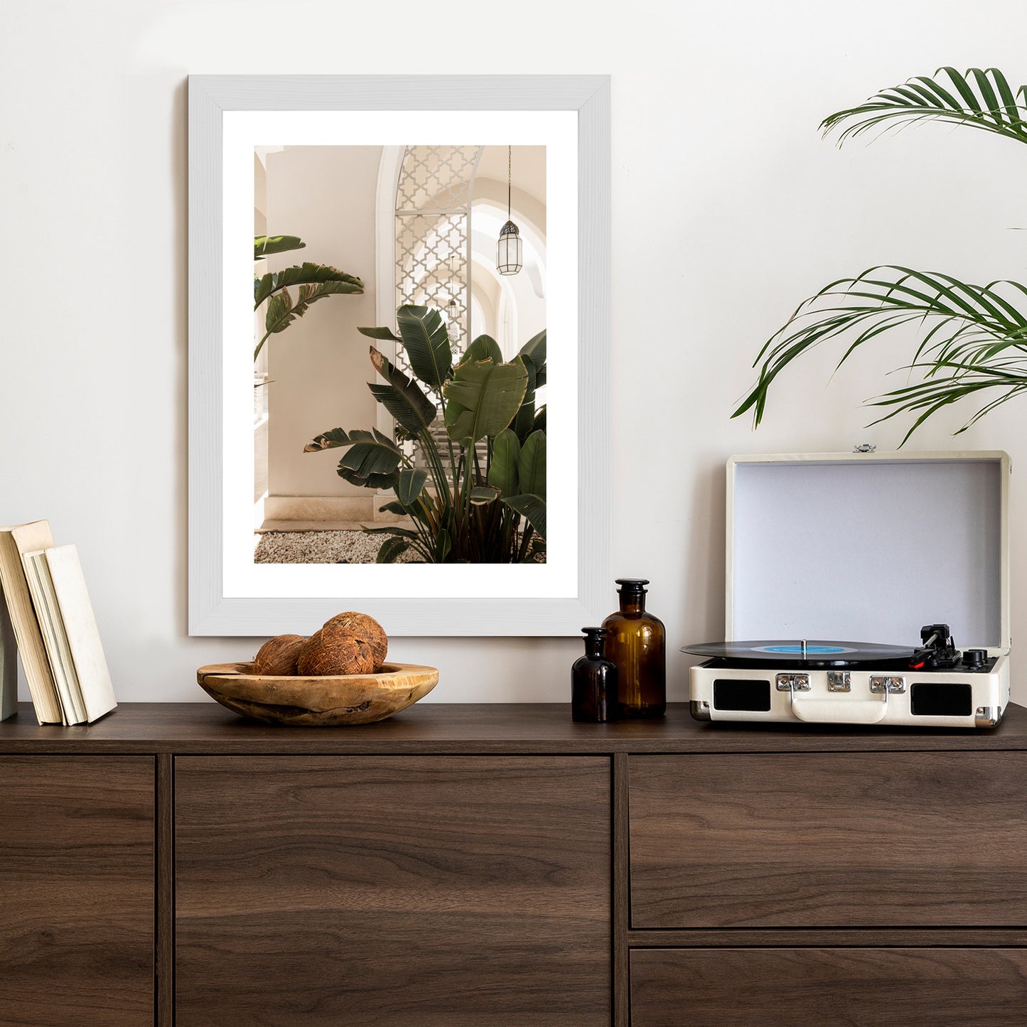 Poster Palmen Am Eingang Eines Weißen Orientalischen Hauses Rahmen Holz Mit Passepartout Farbe Natürlich